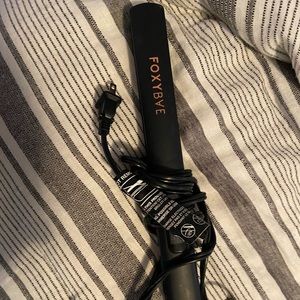 Foxybae titanium flat iron